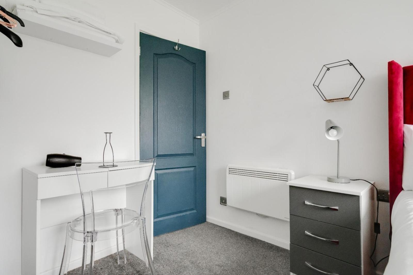 Hillcrest Apartment *